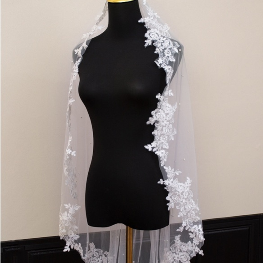 Elegant White Lace Bridal Veil